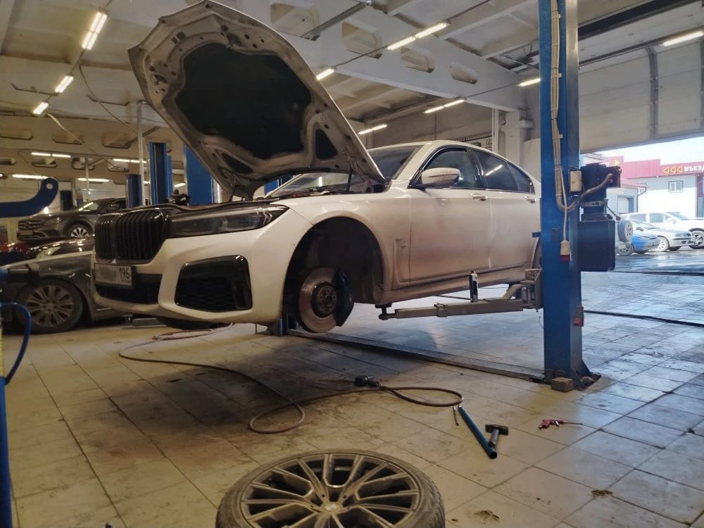 Ремонт передних пневмостоек BMW 740d: опыт автотехцентра «Аирматик Про»