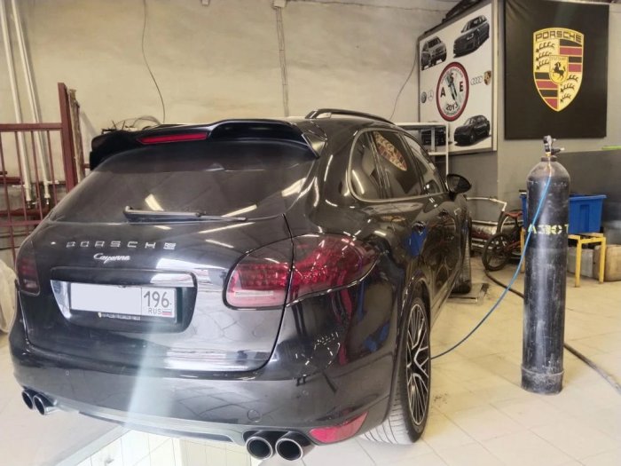 Заправка азотом пневмосистемы кроссовера Porsche Cayenne 2 (958)