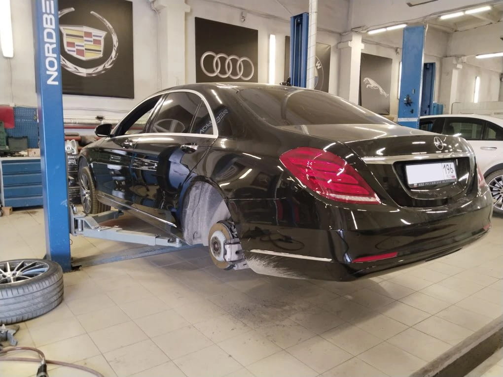 Диагностика на вибростенде задней оси автомобиля Mercedes-Benz W222