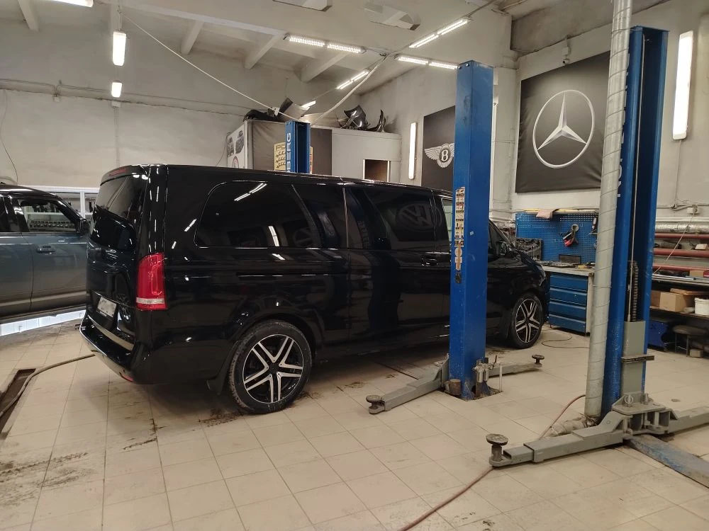 Mercedes V-Class на обслуживании: ремонт задних пневмобаллонов