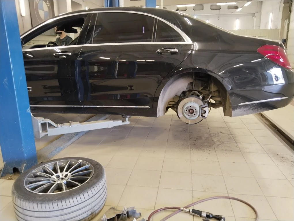 Диагностика на вибростенде задней оси автомобиля Mercedes-Benz W222