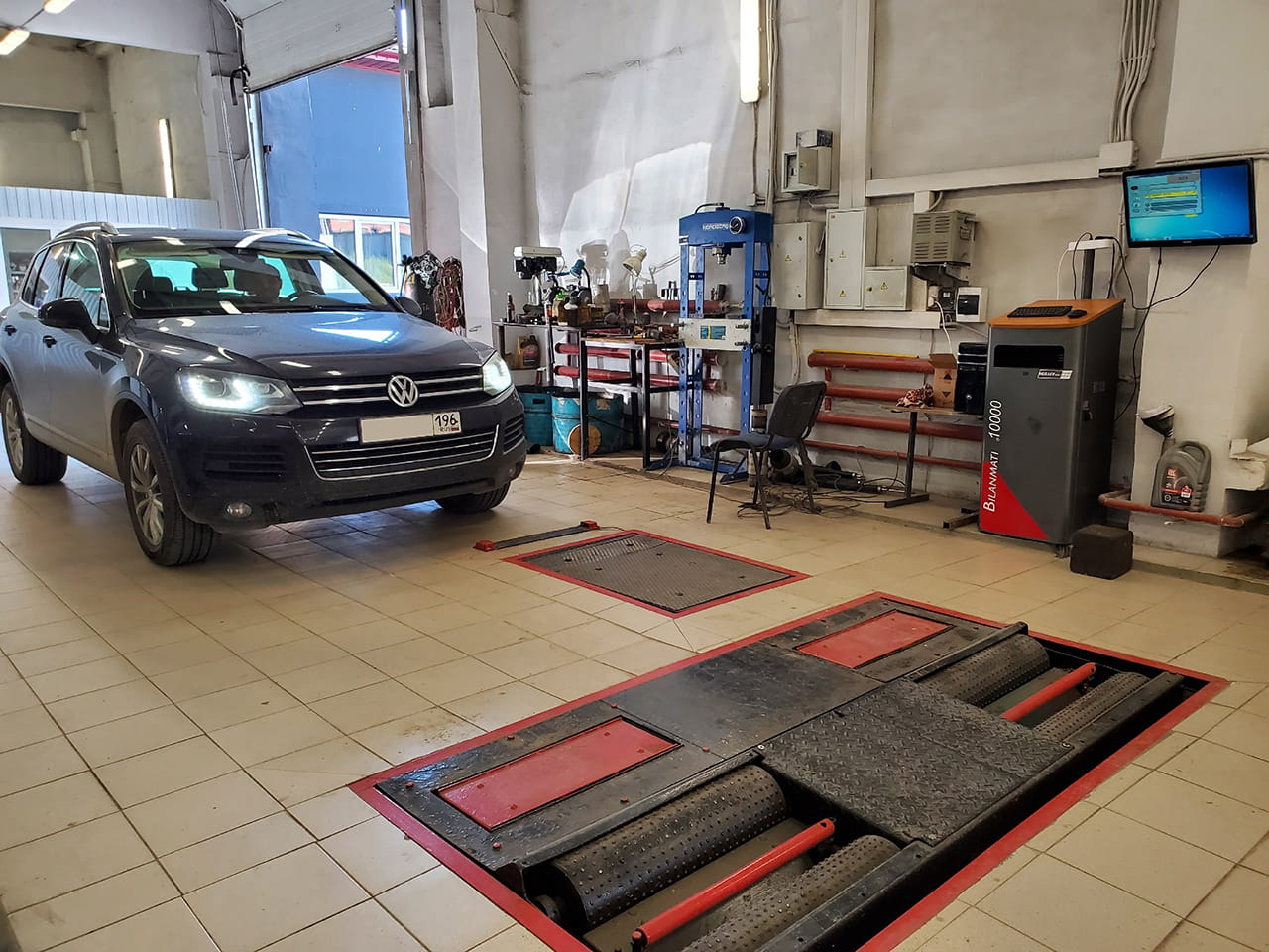 Вибростенд для проверки амортизаторов на автомобиле