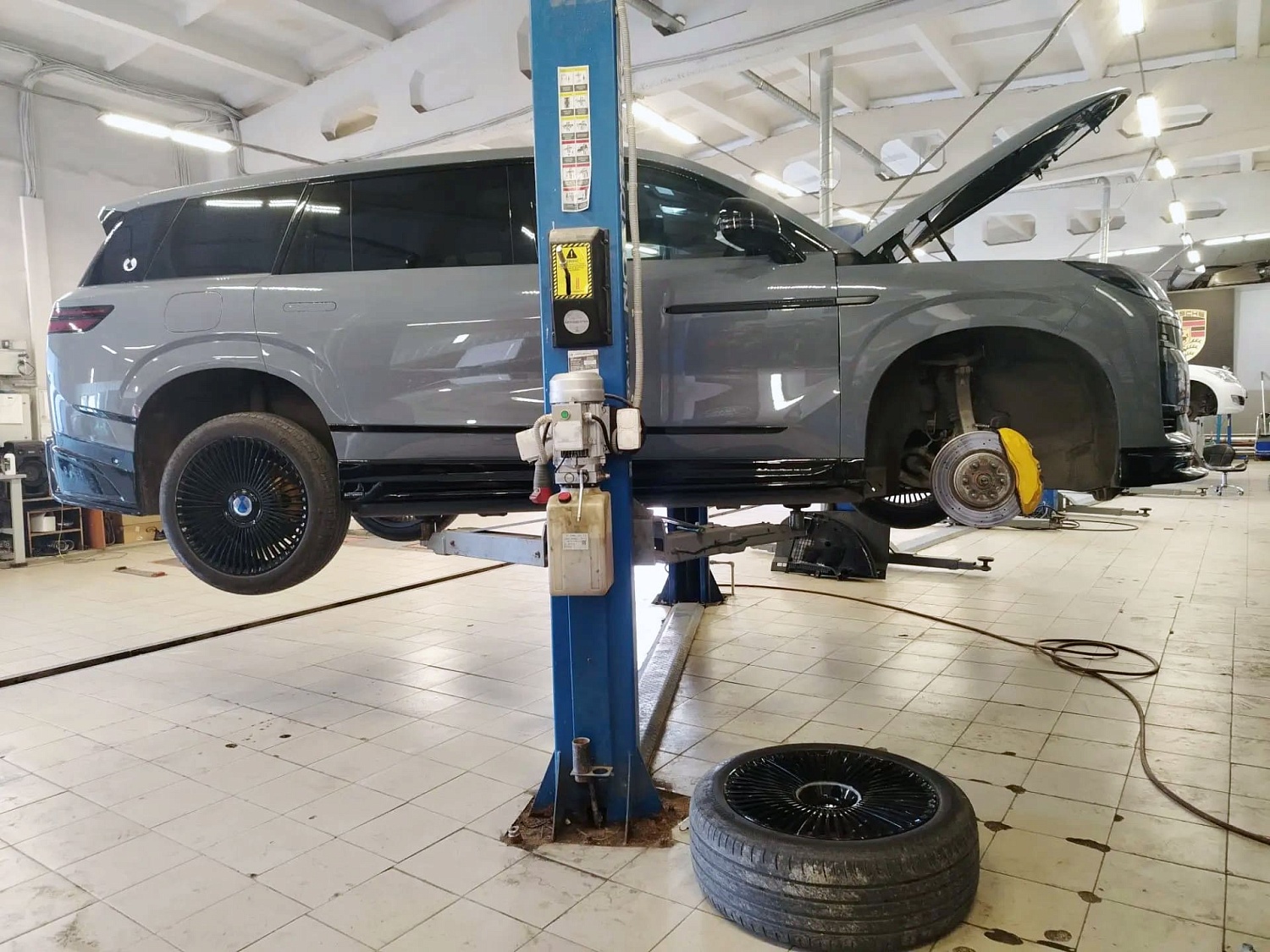 Пневмоподвеска Denza N9: двухкамерная «магия» BYD по-русски, или как «Аирматик Про Сервис» укрощает DiSus-A