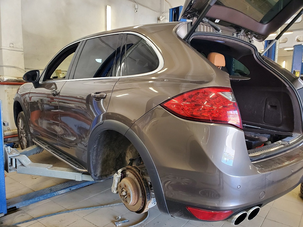 Замена задних пневмобаллонов у Porsche