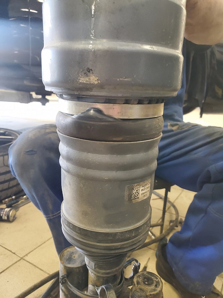 Ремонт и замена переднего правого пневмобаллона Mercedes E63s