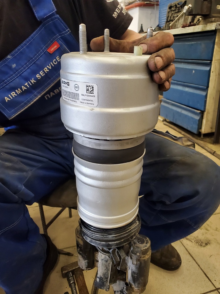 Ремонт и замена переднего правого пневмобаллона Mercedes E63s