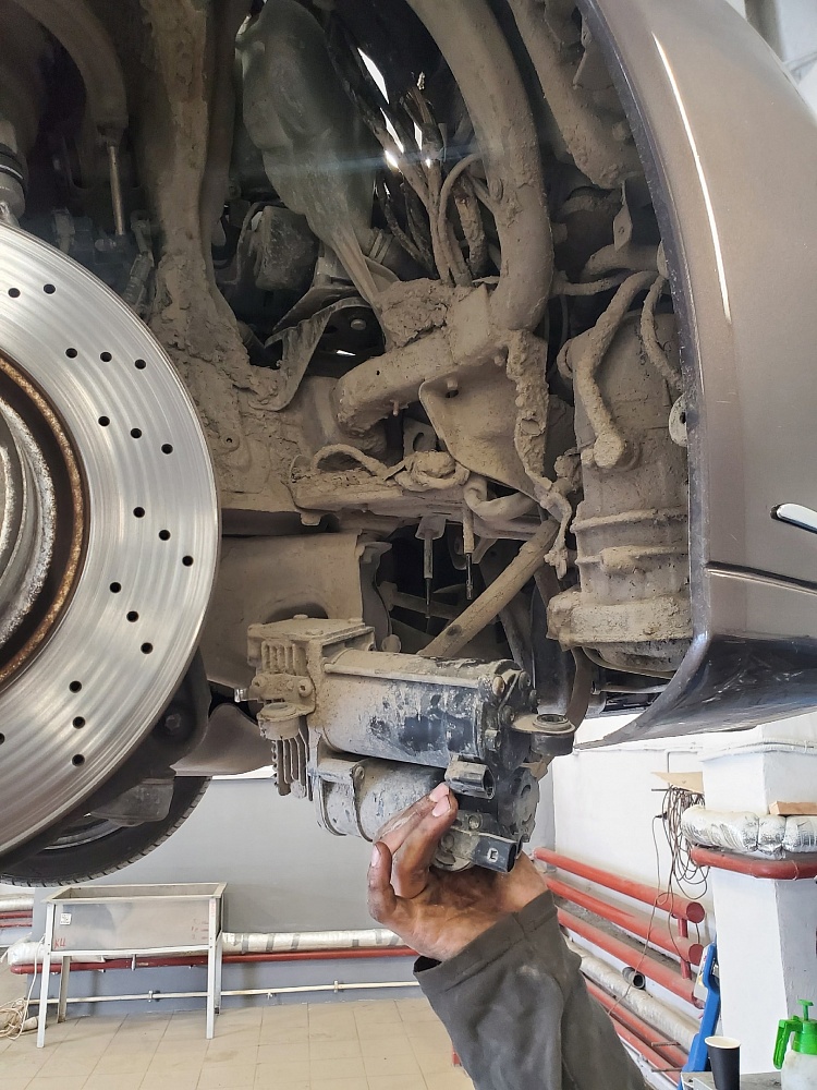 Ремонт и замена компрессора пневмоподвески Mercedes S221 4MATIC