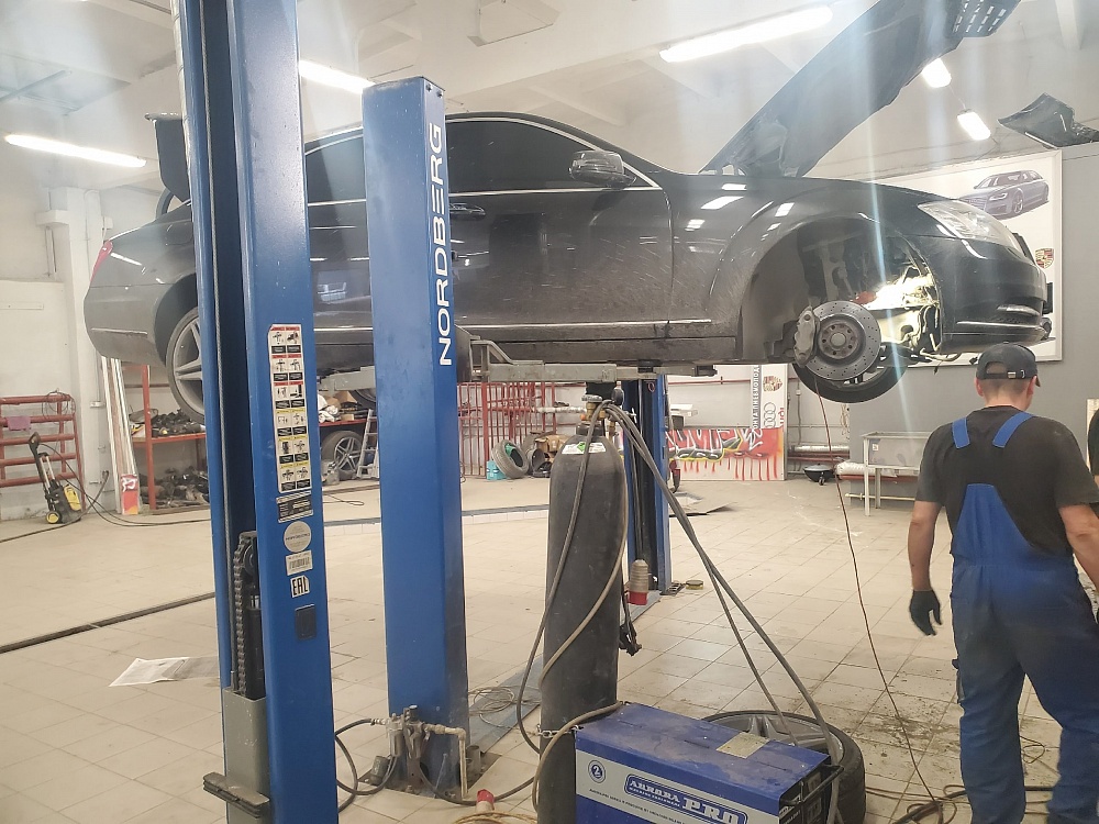 Диагностика и ремонт питания и крепления компрессора пневмоподвески автомобиля