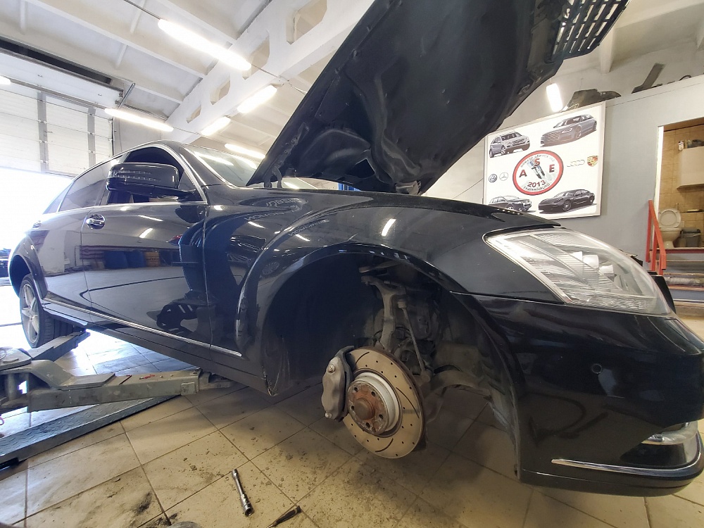 Ремонт и замена переднего правого пневмобаллона Mercedes S500 W221