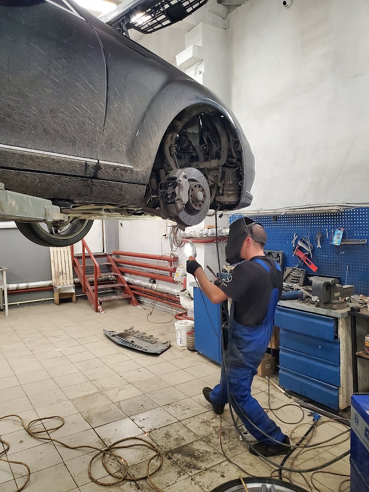 Диагностика и ремонт питания и крепления компрессора пневмоподвески автомобиля
