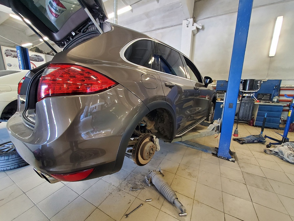 Замена задних пневмобаллонов у Porsche