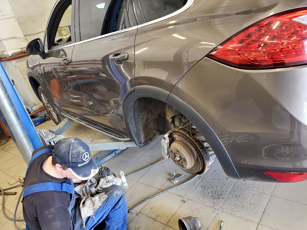 Замена задних пневмобаллонов у Porsche